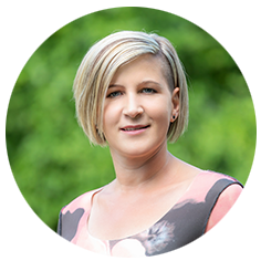 rundes Profilfoto von GTL Mitarbeiterin Elisabeth Neuberger mit unscharfem grünen Hintergrund