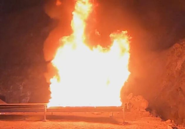 Kontrolliert, brennendes Objekt beim Durchführen eines Fuel Fire Tests