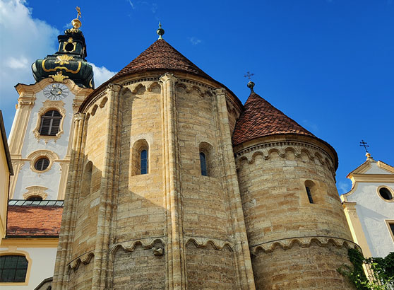 Seitliche Ansicht von außen der Stadtpfarrkirche Hartberg