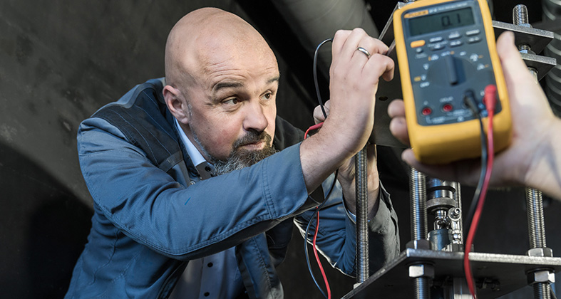 GTL Gründer Max Hofer beim Nail Penetration Test in der Testkammer