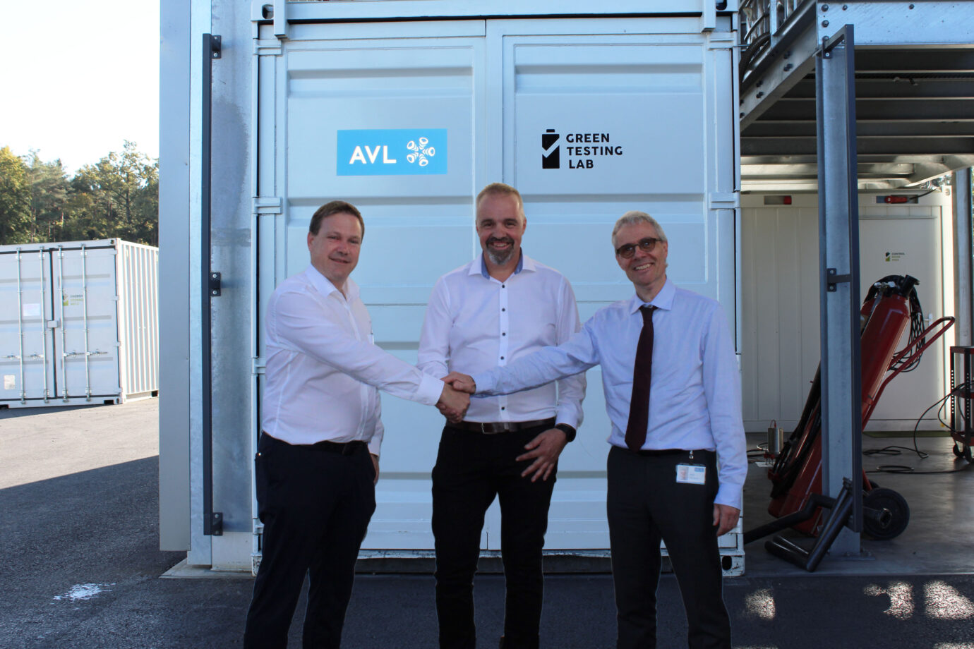 GTL Gründer Max Hofer beim Händeschütteln mit Volker Hennige und Werner Faustmann zur neuen Partnerschaft mit AVL