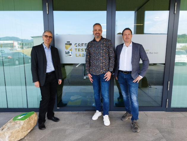 GTL Gründer Max Hofer mit Volker Hennige und Werner Faustmann vor dem Gebäude der GTL nach einem Meeting