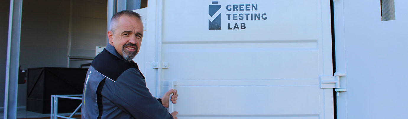 GTL Gründer Max Hofer beim Öffnen einer Testkammer am Testgelände