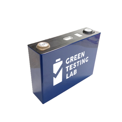 Blaue Batteriezelle mit Green Testing Lab Logo